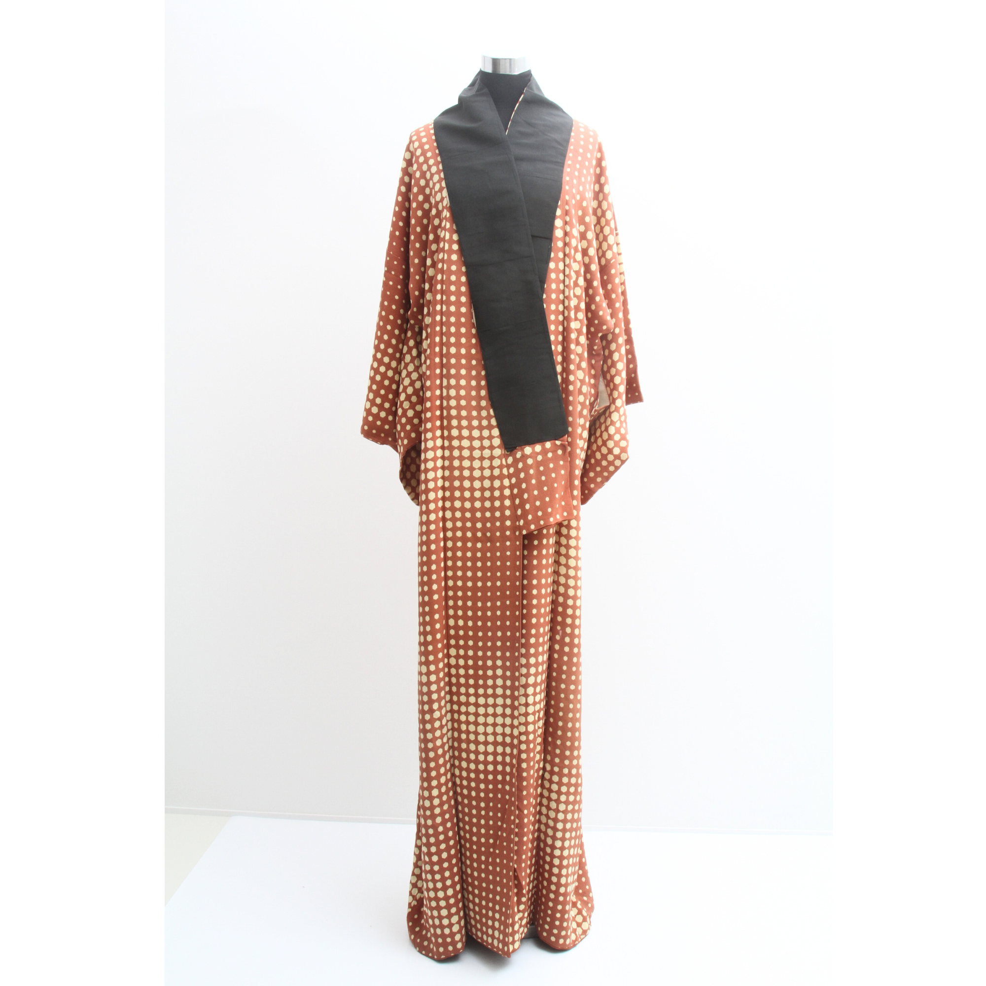 Pre-Owned Silk Kimono – Brown Hexagon Pattern – Itone Japan