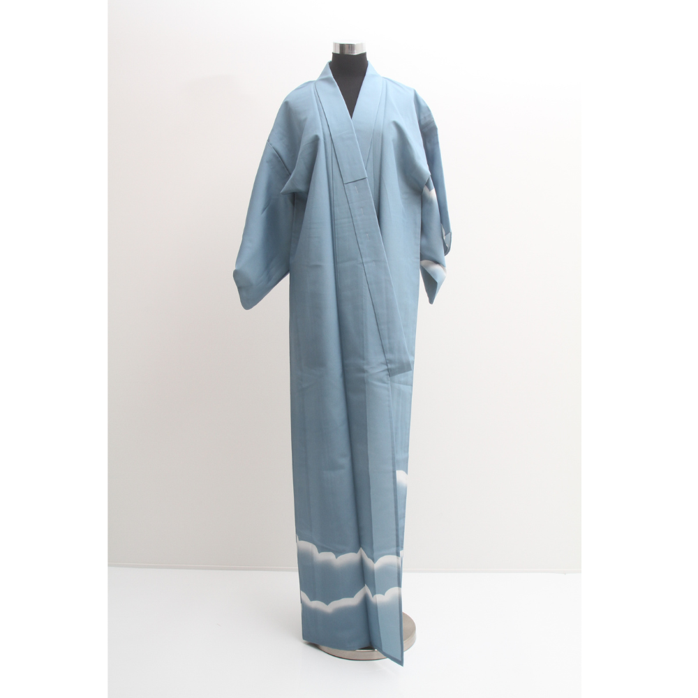 Pre-Owned Kimono decorated with clouds floating in the sky
