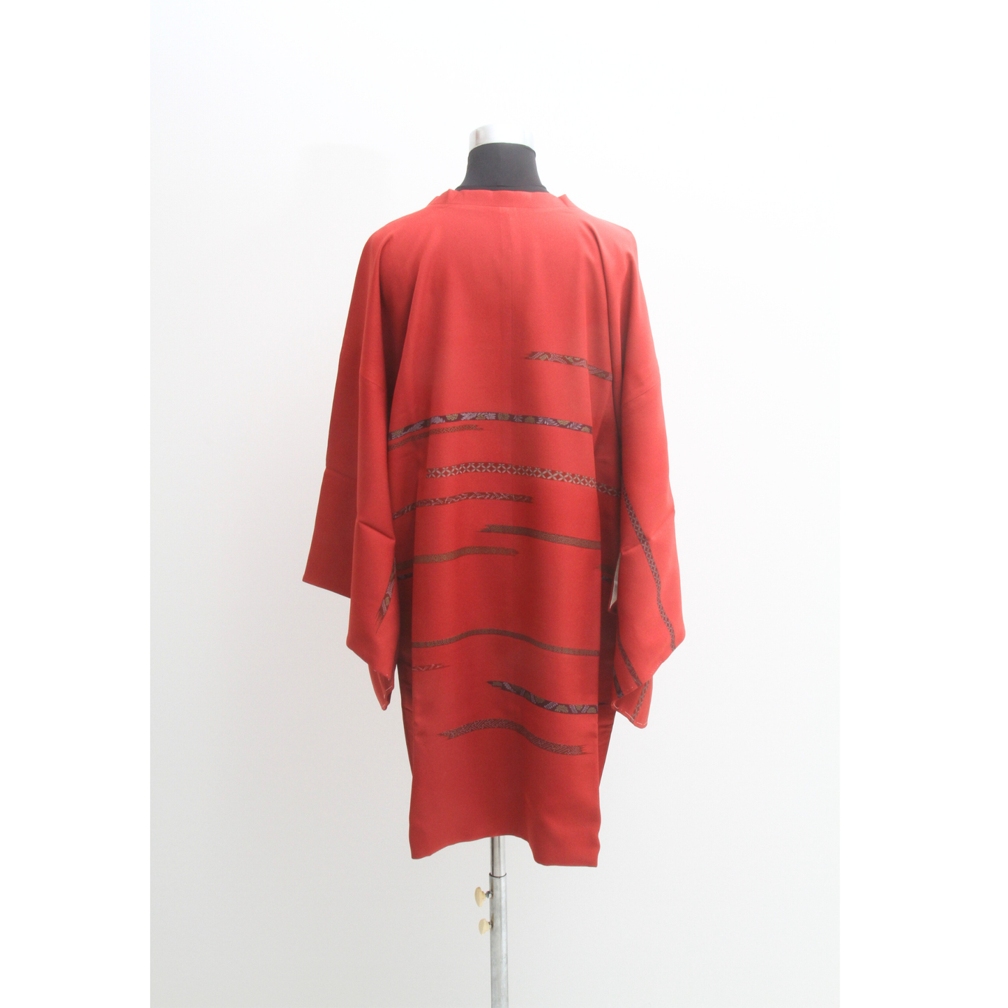 Pre-Owned Silk Michiyuki Coat – Elegant Red with Subtle Woven Accents