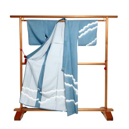 Pre-Owned Kimono decorated with clouds floating in the sky