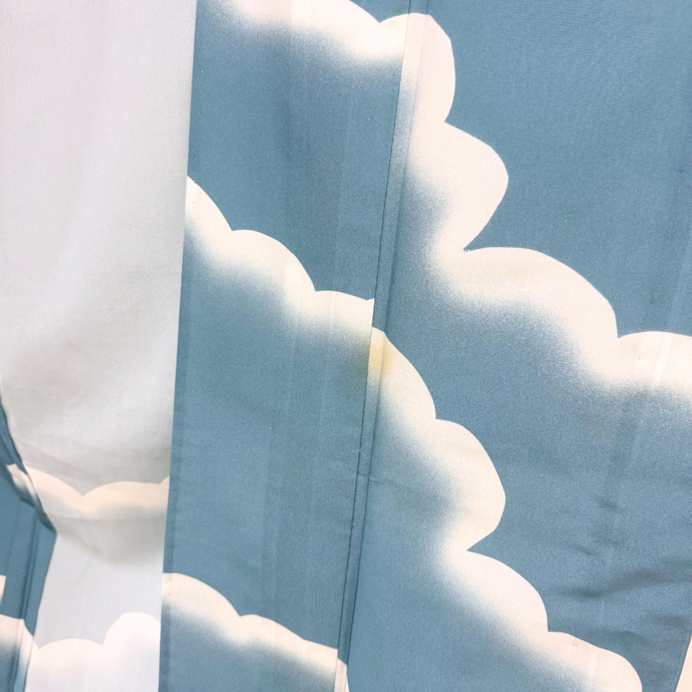 Pre-Owned Kimono decorated with clouds floating in the sky