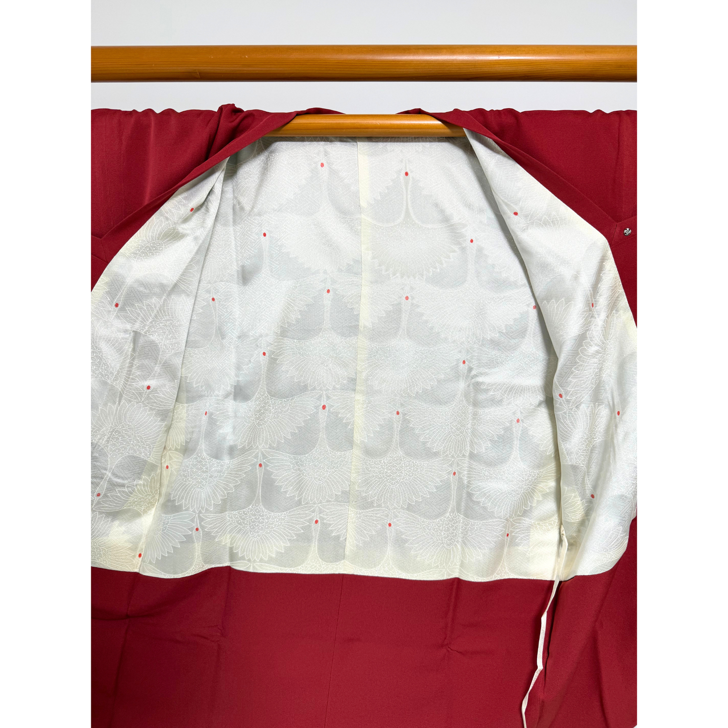 Pre-Owned Silk Michiyuki Coat – Elegant Red with Subtle Woven Accents