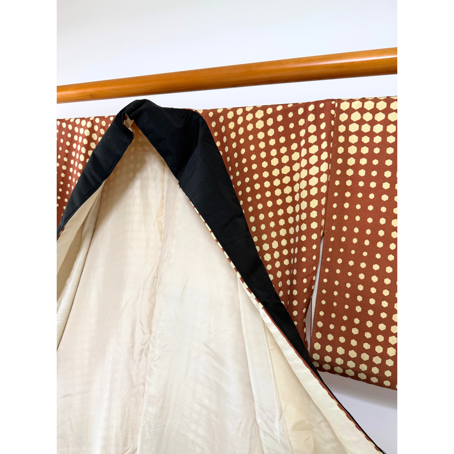 Pre-Owned Silk Kimono – Brown Hexagon Pattern