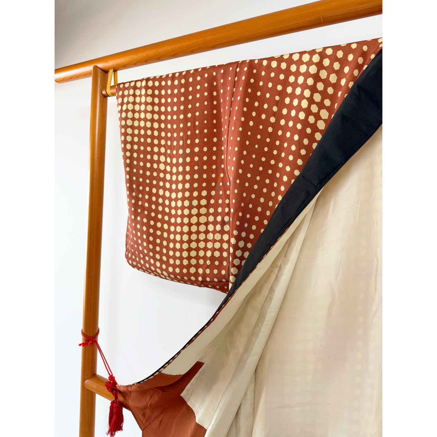 Pre-Owned Silk Kimono – Brown Hexagon Pattern